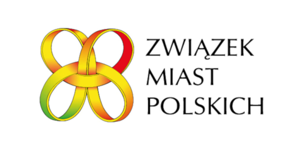 Pictured here is the logo of the Association of Polish Cities. The logo consists of a coloured symbol that resembles intertwining ribbons in yellow, orange and green. Next to the symbol, to the right, is the vertical inscription ‘Union of Polish Cities’. The background is white.